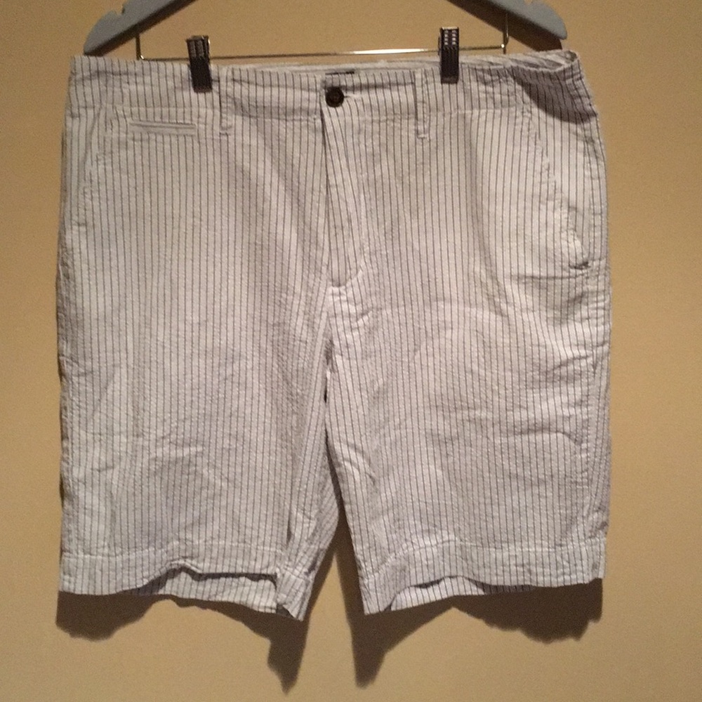 GAP Cream and Gray Seersucker Shorts Mens’ 36